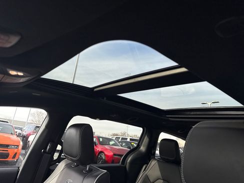 Used 2024 Chrysler Pacifica Premium image 14