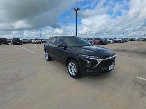 Used 2024 Chevrolet Trax LS w/ LS Convenience Package FWD image 4