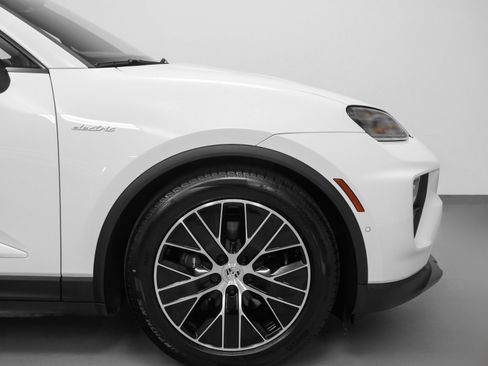 Used 2025 Porsche Macan Electric image 12