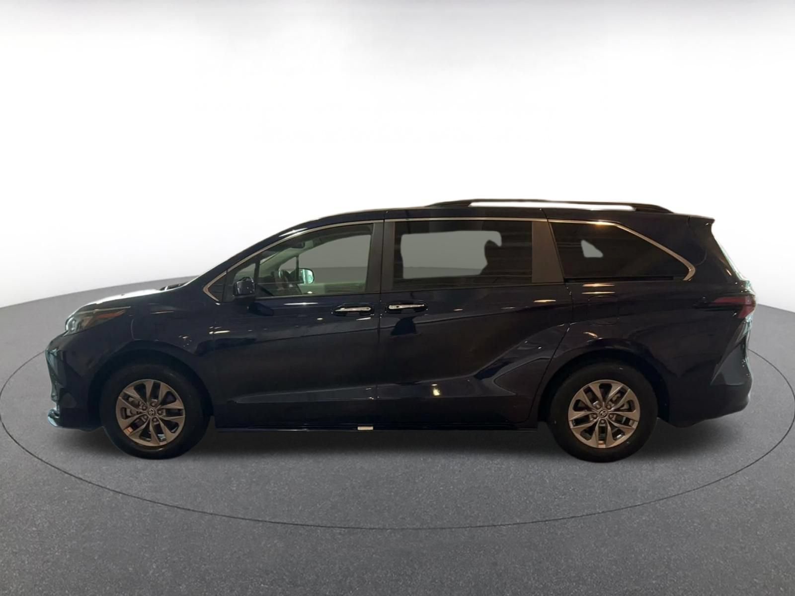 Used 2025 Toyota Sienna XLE FWD image 8