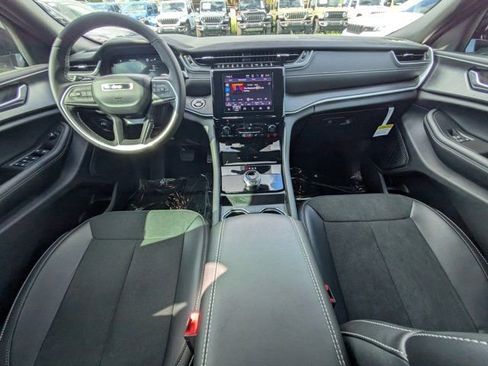 New 2025 Jeep Grand Cherokee L Laredo image 13