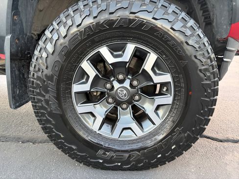 Used 2018 Toyota Tacoma TRD Off-Road w/ Technology Package AWD/4WD image 29