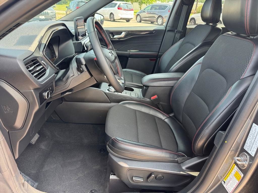 Used 2025 Ford Escape ST-Line FWD image 8