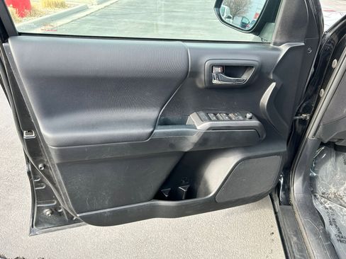 Used 2017 Toyota Tacoma TRD Off-Road w/ Premium & Technology Package image 9