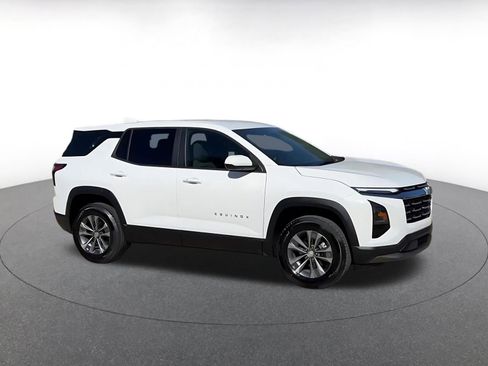 Used 2025 Chevrolet Equinox LT image 2