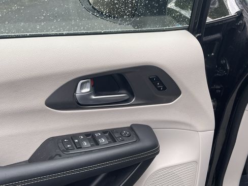 Used 2023 Chrysler Pacifica Touring-L FWD image 18