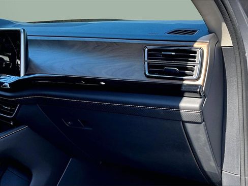 Used 2024 Volkswagen Atlas SE image 19