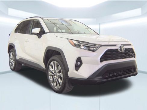Used 2023 Toyota RAV4 XLE Premium FWD image 2