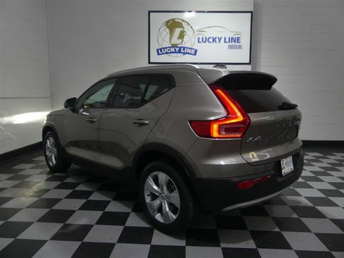 Used 2022 Volvo XC40 T5 Momentum image 11