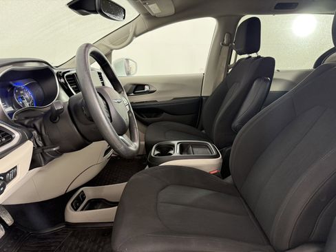 Used 2021 Chrysler Pacifica Touring image 15