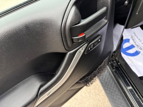 Used 2015 Jeep Wrangler Unlimited Sahara w/ Connectivity Group image 11