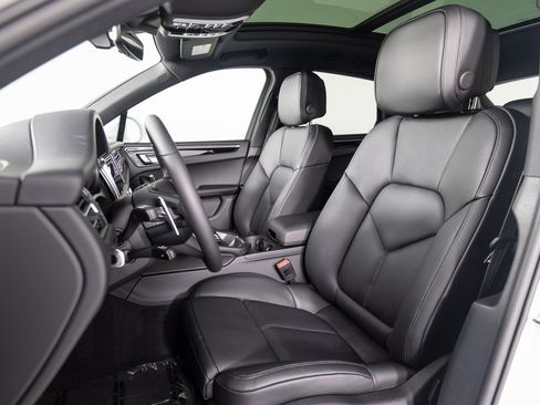 Certified 2025 Porsche Macan image 17