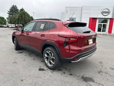 Used 2024 Chevrolet Trax LT w/ Sunroof Package FWD image 3