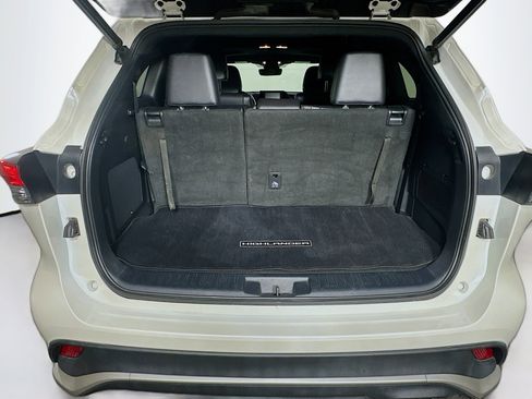 Used 2021 Toyota Highlander XSE FWD image 32