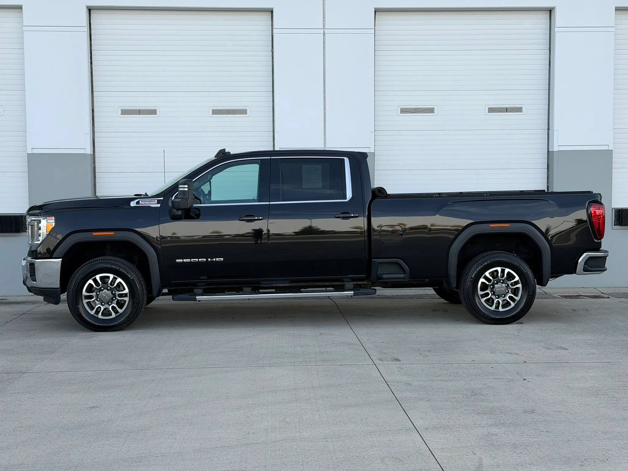 Used 2022 GMC Sierra 3500 SLE w/ SLE Value Package AWD/4WD image 3