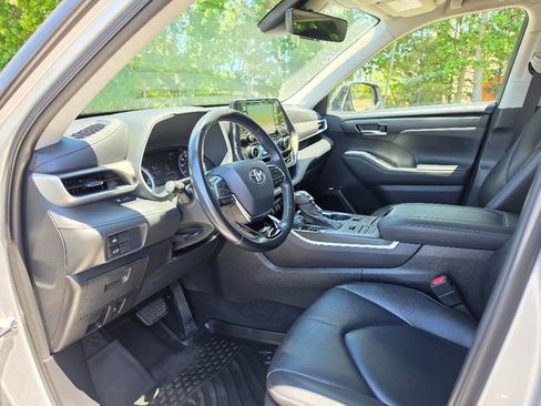 Used 2021 Toyota Highlander XLE AWD/4WD image 20