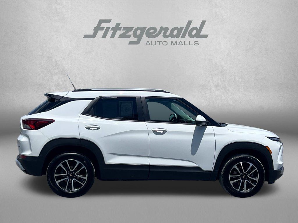 Used 2025 Chevrolet TrailBlazer LT AWD/4WD image 3