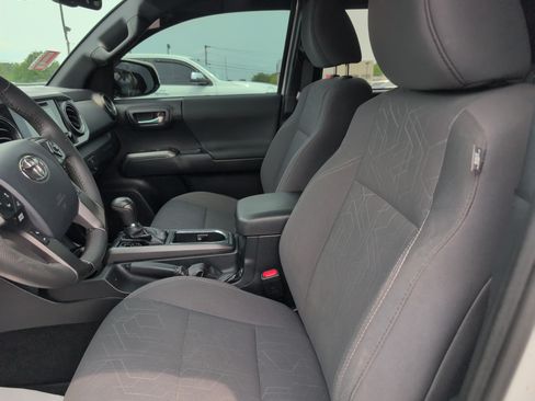 Used 2018 Toyota Tacoma TRD Sport AWD/4WD image 13