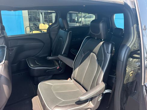Used 2025 Chrysler Pacifica Limited FWD image 10