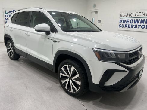 Used 2024 Volkswagen Taos SE FWD image 2