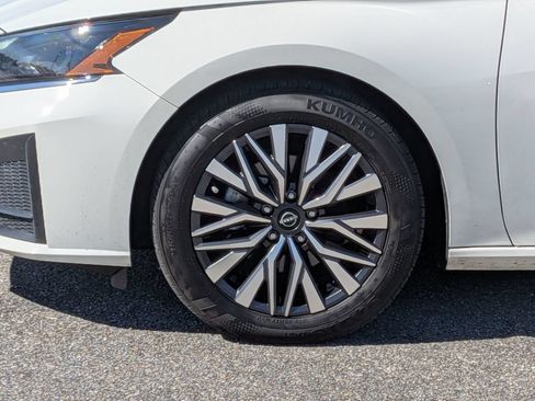 Used 2025 Nissan Altima 2.5 SV FWD image 12