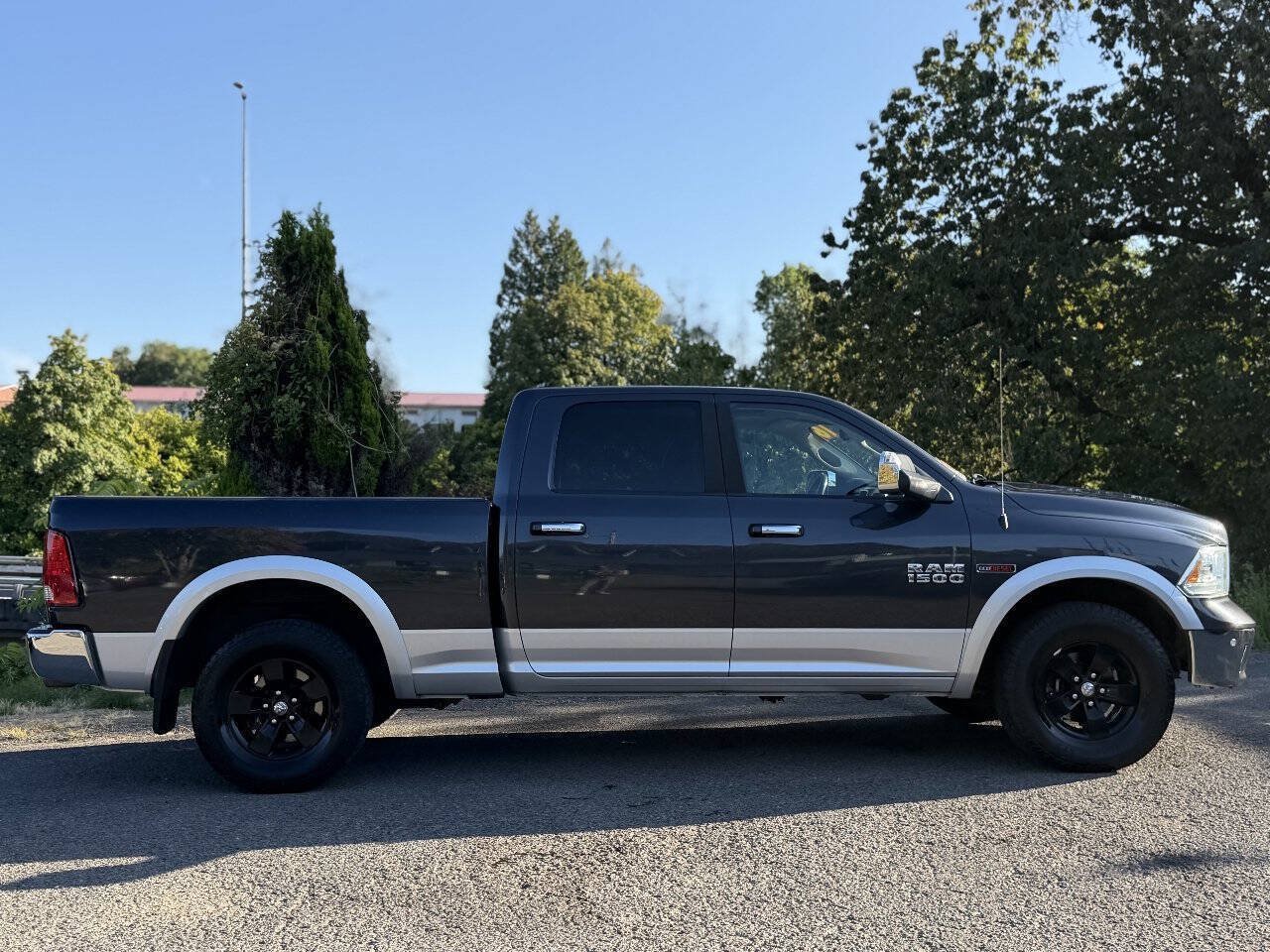 Used 2016 RAM 1500 Laramie w/ Convenience Group AWD/4WD image 3