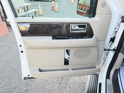 Used 2015 Lincoln Navigator L 4WD image 16