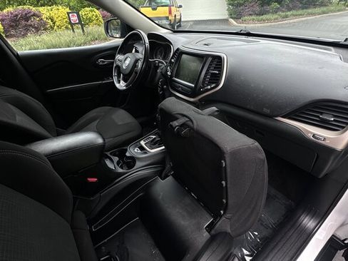 Used 2016 Jeep Cherokee Latitude FWD image 14