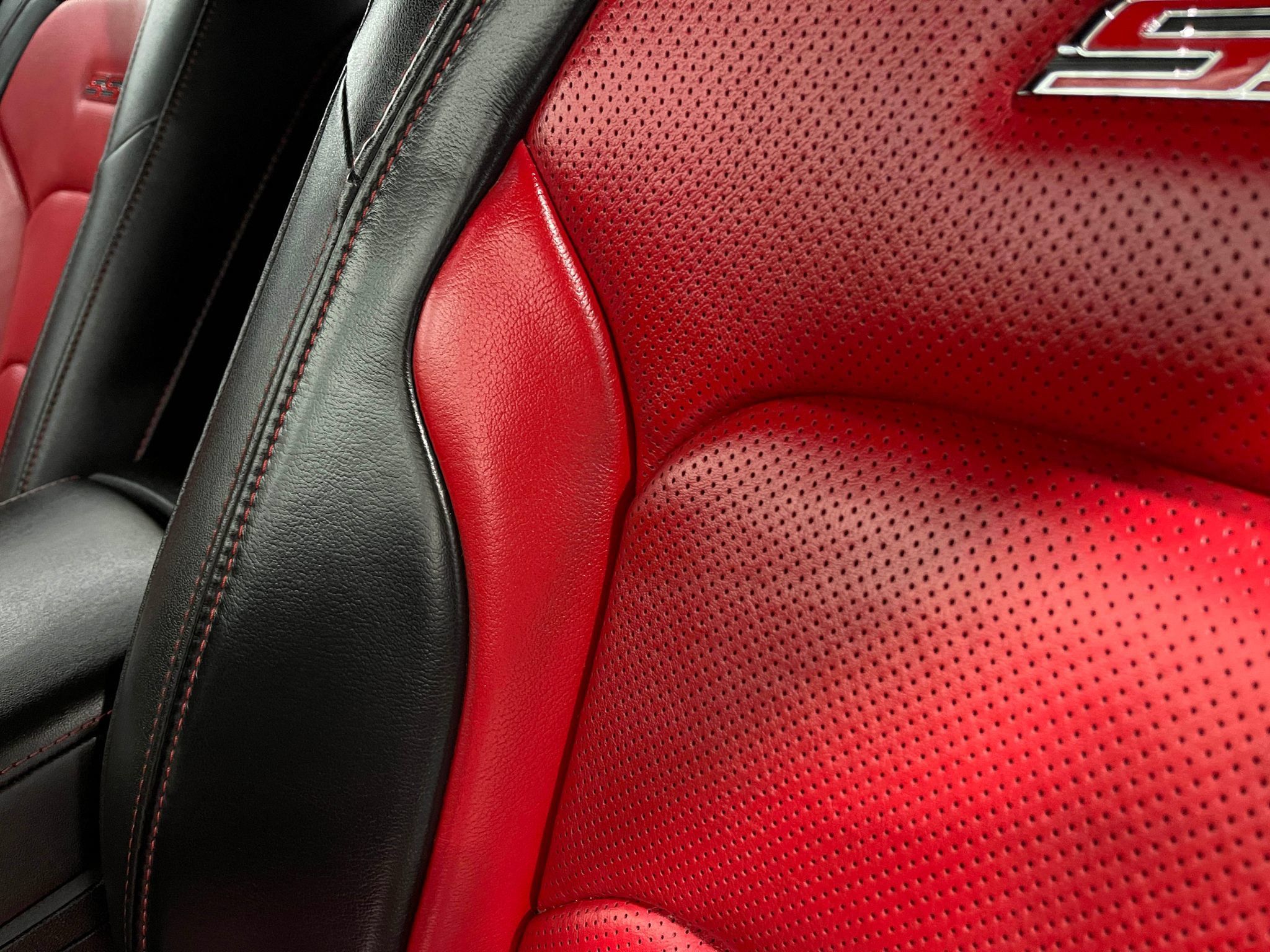 Used 2018 Chevrolet Camaro SS RWD image 16