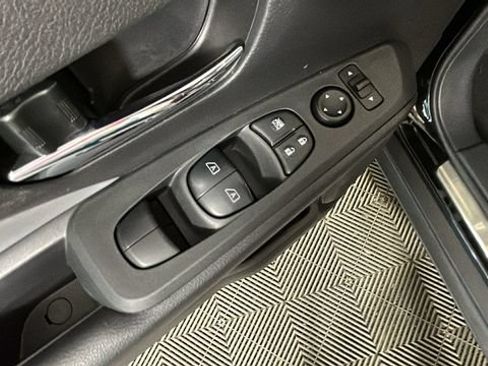 Used 2024 Nissan Kicks SR w/ SR Premium Package FWD image 10