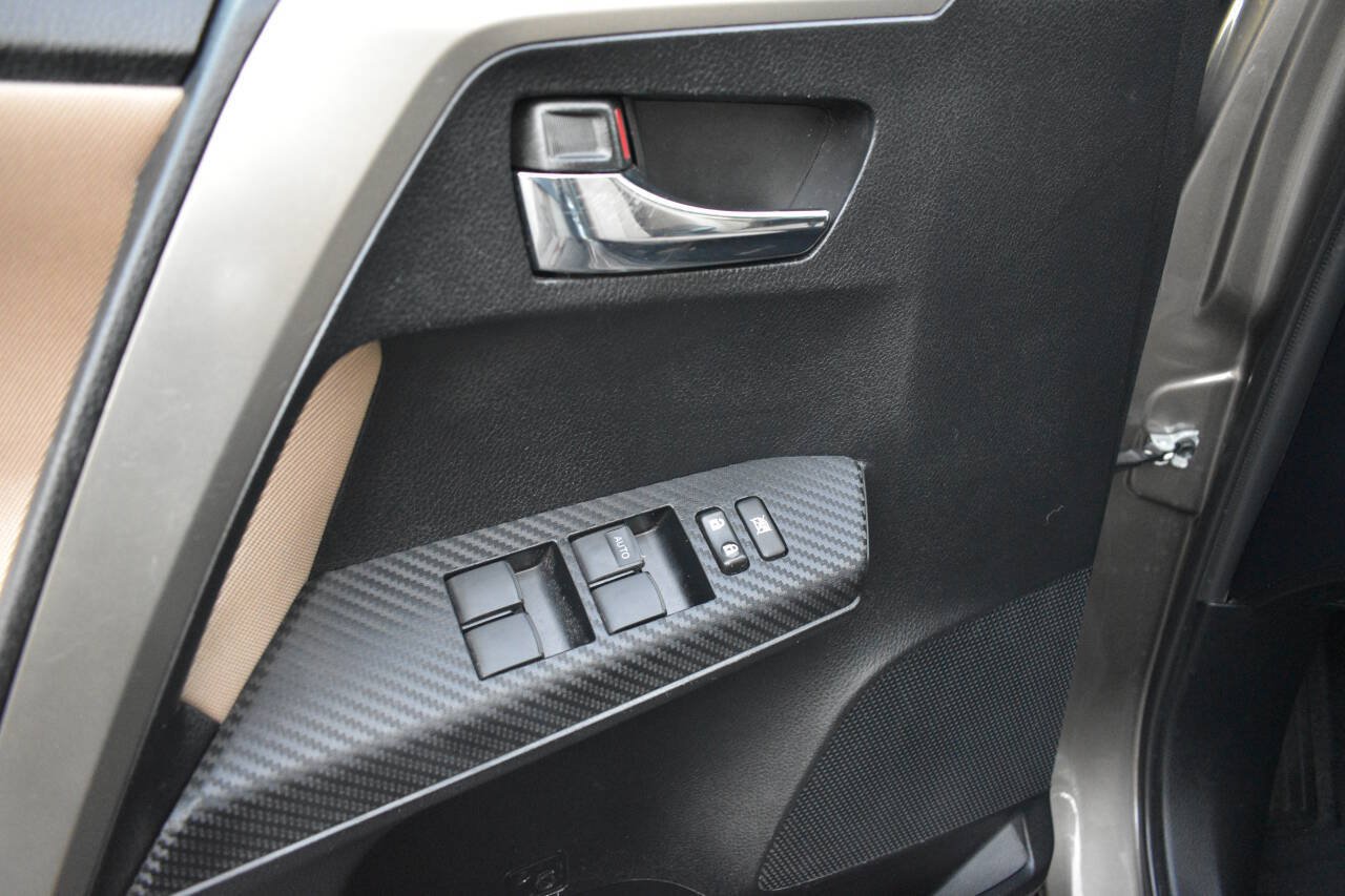 Used 2015 Toyota RAV4 XLE FWD image 17