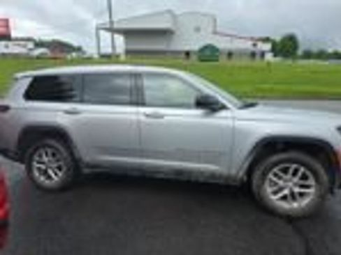 Used 2023 Jeep Grand Cherokee L Laredo w/ Luxury Tech Group I AWD/4WD image 2