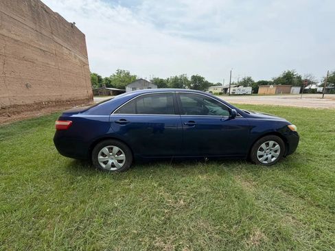 Used 2009 Toyota Camry LE FWD image 1