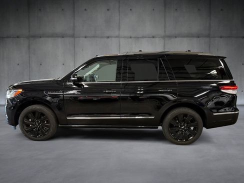 Used 2023 Lincoln Navigator Reserve AWD/4WD image 2