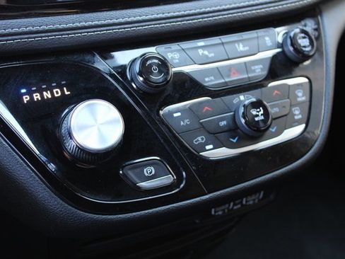 Used 2024 Chrysler Pacifica Limited image 25