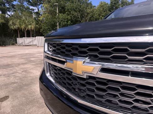 Used 2017 Chevrolet Suburban LT RWD image 18