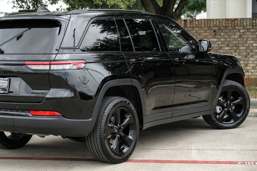 Used 2023 Jeep Grand Cherokee Limited w/ Black Appearance Package AWD/4WD image 17