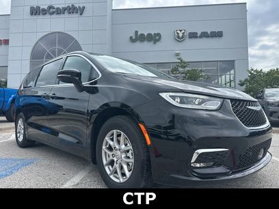 New 2025 Chrysler Pacifica Select w/ Uconnect Theater Family Group