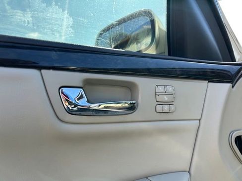 Used 2011 Cadillac DTS Luxury image 17