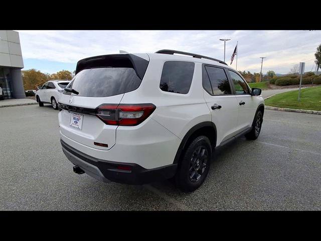 Used 2025 Honda Pilot TrailSport image 8