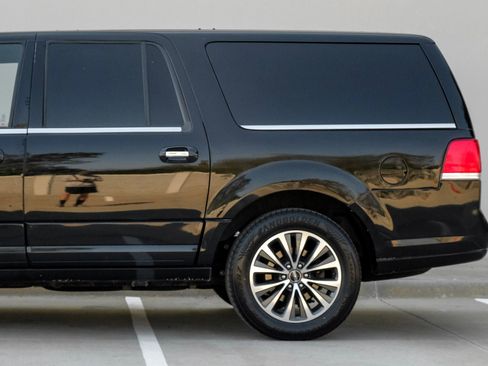 Used 2017 Lincoln Navigator L Select image 12