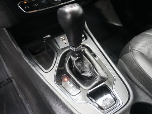 Used 2019 Jeep Cherokee Limited FWD image 21