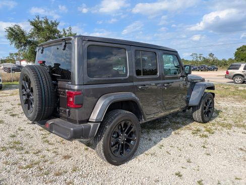 Used 2025 Jeep Wrangler Unlimited Sahara w/ Safety Group AWD/4WD image 4