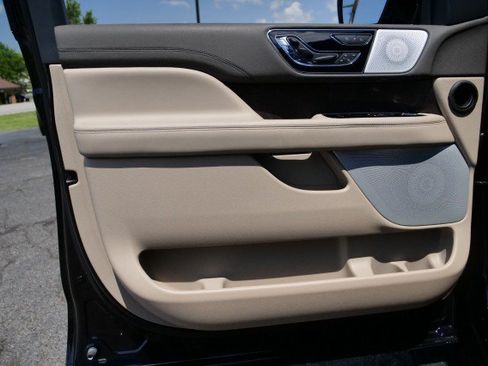 Used 2023 Lincoln Navigator Reserve AWD/4WD image 31