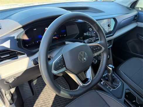 Certified 2022 Volkswagen Taos SE image 8