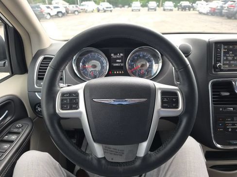 Used 2015 Chrysler Town & Country Touring w/ Driver Convenience Group FWD image 11