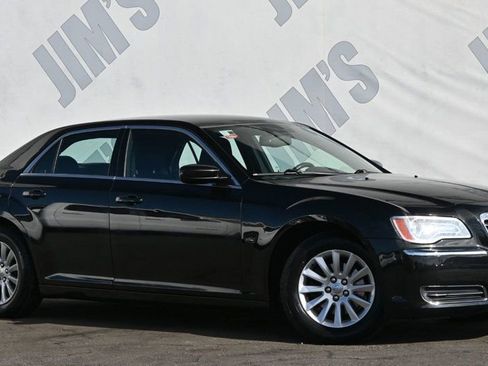 Used 2011 Chrysler 300 image 3