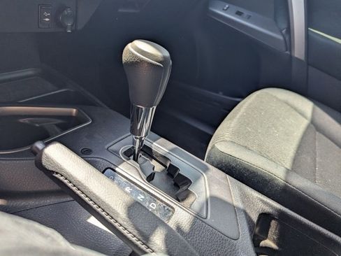 Used 2018 Toyota RAV4 LE FWD image 7