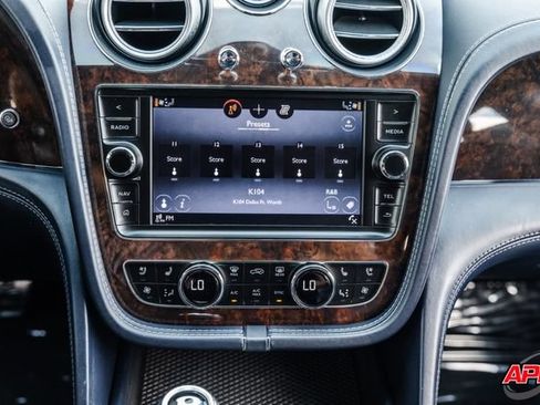 Used 2017 Bentley Bentayga AWD/4WD image 17