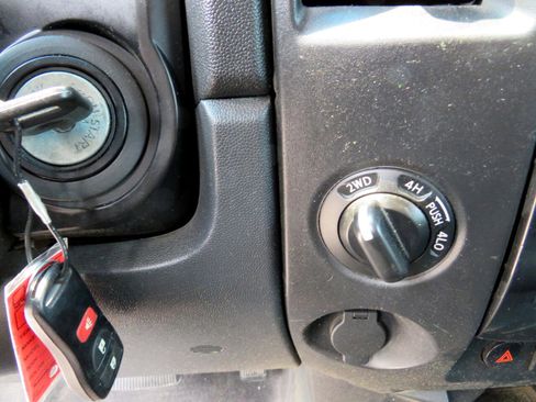 Used 2015 Nissan Titan SV w/ Tow Package image 13